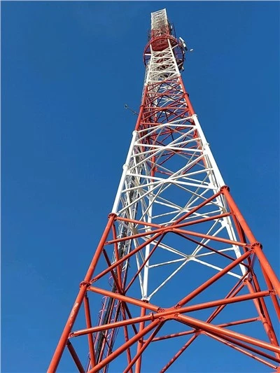 GSM szabadon álló rácsos kommunikációs torony